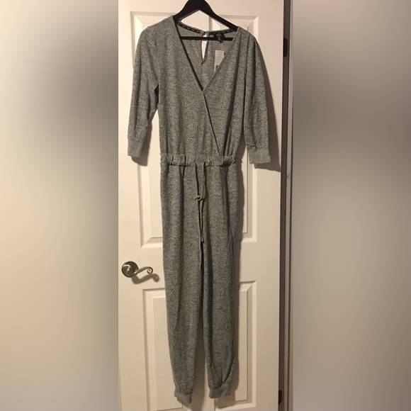 👗NWT Jones New York Soft Faux Wrap Jumpsuit Medium - Picture 2 of 16